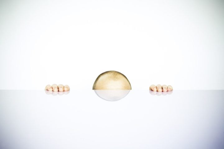 Apesar de ser um problema comum, a calvície ainda é cercada de mitos e tratamentos milagrosos que não cumprem o que prometem. 