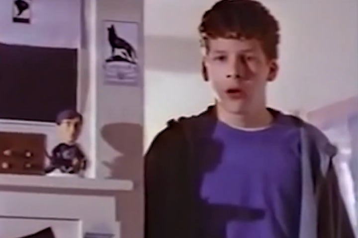 Ele começou a atuar em peças de teatro quando ainda era criança e fez sua estreia como ator na televisão, especificamente na série Caia na Real (1999-2000).