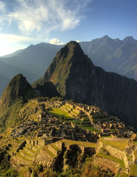Machu Picchu (Peru) - Montanha velha, na língua quéchua. A descoberta da cidadela inca do século XV foi anunciada pelo historiador Hiram Bingham em 1911. Tem uma complexa arquitetura encastelada, com construções erguidas com pesados blocos de rocha, numa montanha de granito, a 2.350 metros do nível do mar. Uma das Sete Maravilhas do Mundo Moderno. 