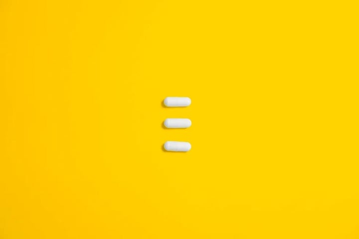 O minoxidil, originalmente desenvolvido nos anos 1970 para tratar pressão alta, age dilatando as artérias e reduzindo a pressão sanguínea. 