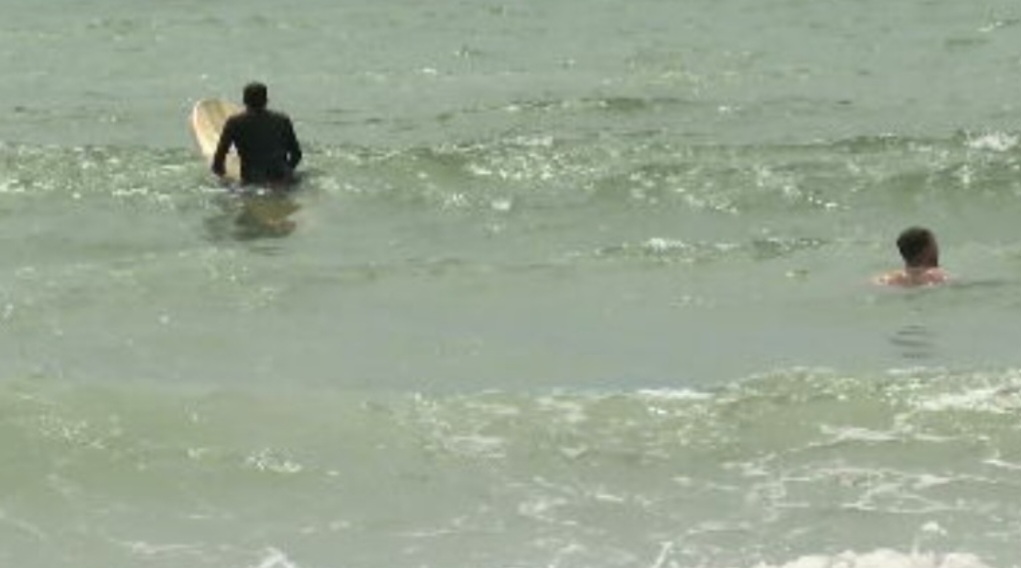 É comum que o uso de álcool prejudique o discernimento e o controle do banhista, causando o afogamento. Por isso, bebida alcoólica não combina em nada com o lazer na praia.