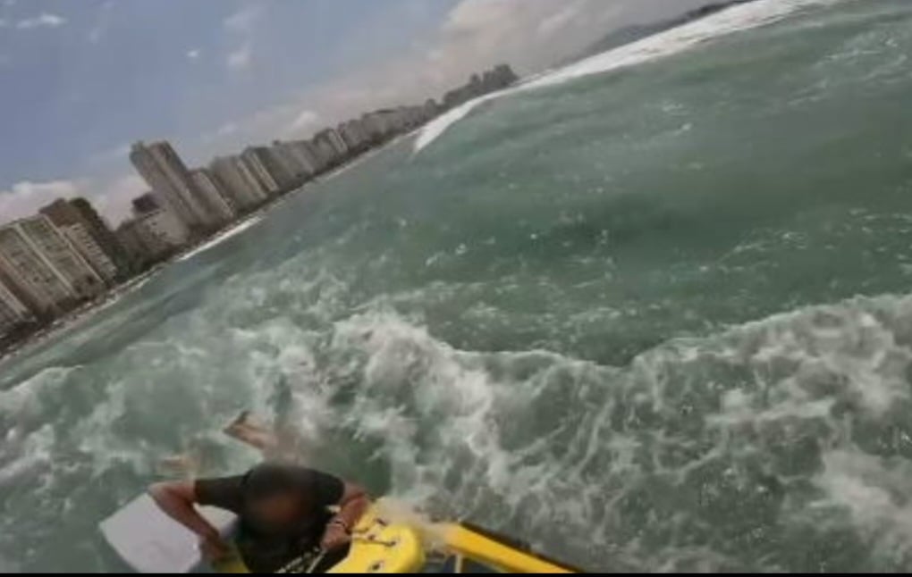 É frequente o uso de jet ski para o resgate de banhistas que se afastaram demais da orla e não conseguiram retornar.