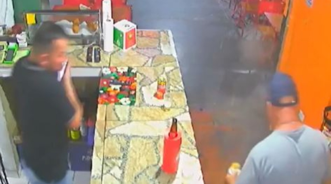 O incidente causou lesões superficiais no rosto do homem  que precisou de atendimento médico. O caso também foi registrado na delegacia. O dono do bar disse que nunca tinha visto algo assim:  Parecia uma bomba. 