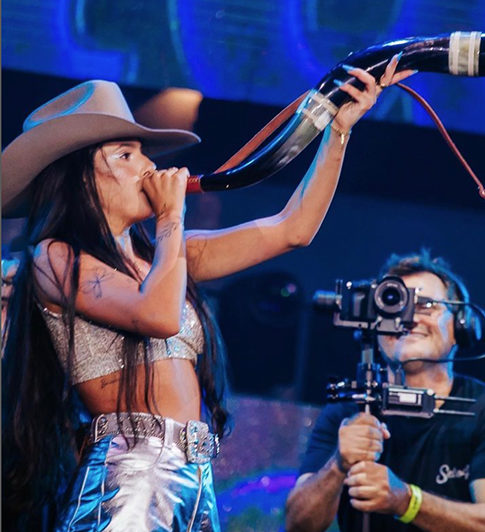 Ela 21 anos em 16 de novembro de 2024; nasceu em Amambai, em Mato Grosso do Sul, mas foi criada em Sete Quedas. A cidade, que faz fronteira com o Paraguai, tem apenas cerca de 11 mil habitantes e fica a 470 km da capital do estado, Campo Grande.   