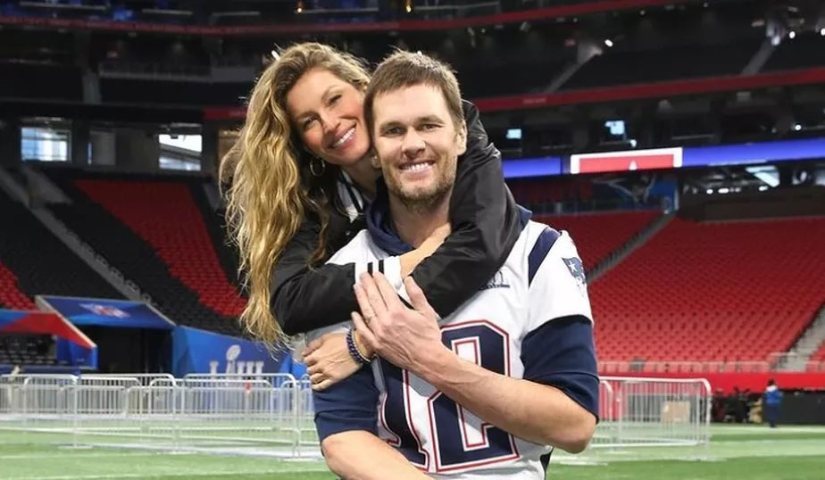 Gisele Bündchen conheceu o astro da NFL em dezembro de 2006. Na época, ele jogava pelo New England Patriots. Os dois foram a um encontro às cegas marcado por amigos em comum.