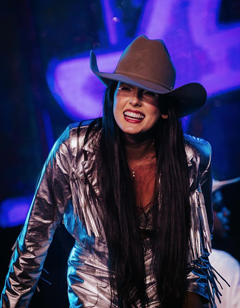 Apesar da ligação com a região, Castela se mudou para o Paraná, em 2020, assim como outros cantores sertanejos têm feito. Ela, porém, foi lá para estudar, com o objetivo de passar no curso de medicina. 