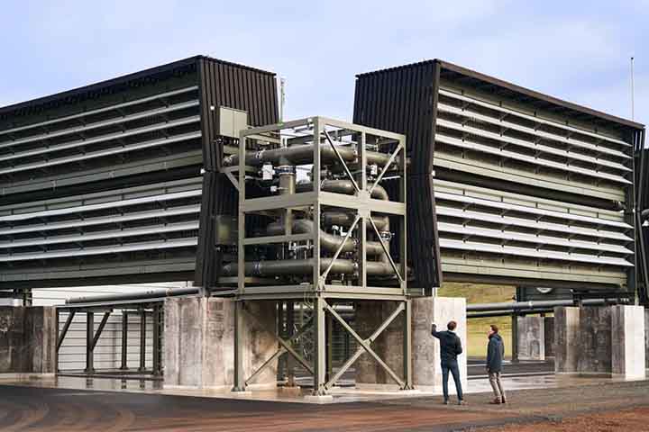 Uma gigantesca usina na Islândia faz desde 2021 um trabalho de captura de dióxido de carbono (CO2) do ar, como parte de esforço para o combate ao aquecimento global. 
