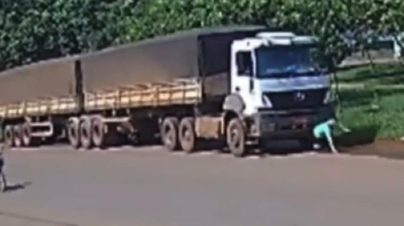 Uma idosa sobreviveu após atropelamento de uma carreta