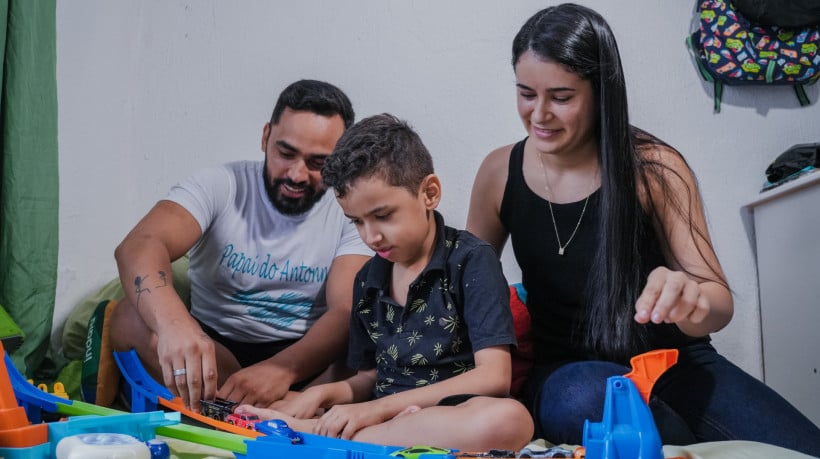 Antonne Alexandre, de 8 anos, foi diagnosticado com Distrofia Muscular de Duchenne (DMD), uma doença genética progressiva que causa fraqueza muscular e degeneração