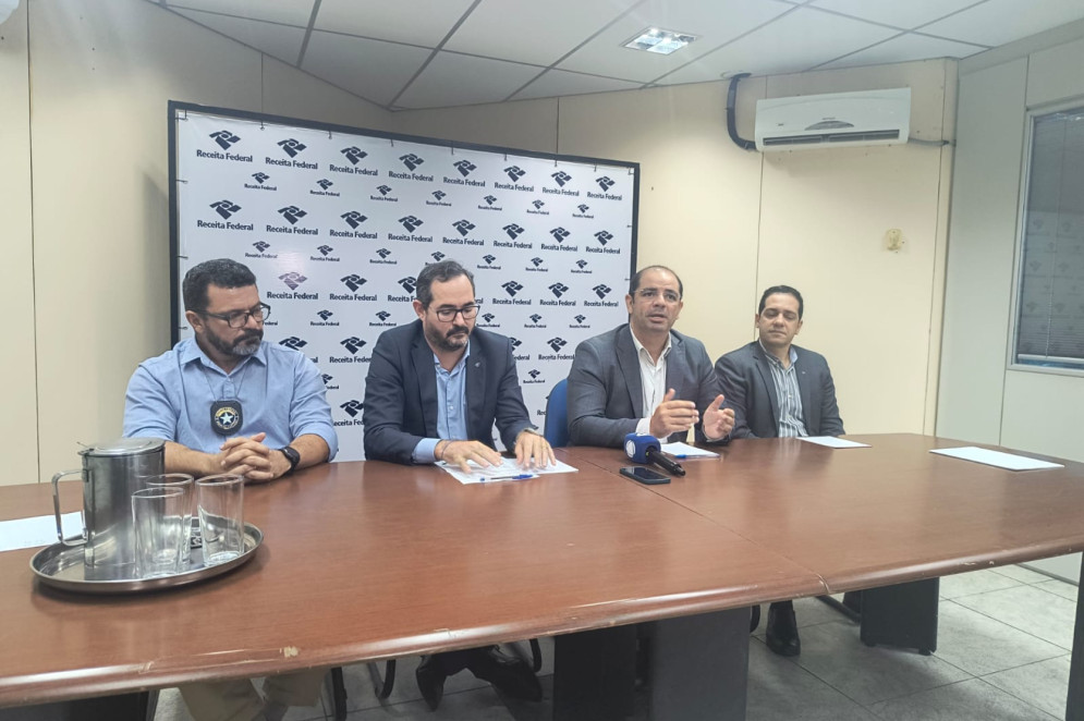 O chefe da Direp da Receita Federal, delegado Ivanilson de Castro (primeiro da esquerda), e o superintendente adjunto da Receita Federal, Marcus Araripe (ao lado de Ivanilson de Castro) em coletiva de imprensa