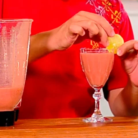 O limão também tem um casamento interessante com a goiaba. Há quem coloque hortelã também. 