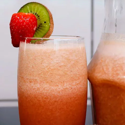 Kiwi com morango não é um suco muito comum, mas também é bom para sua imunidade. E o sabor surpreende.  