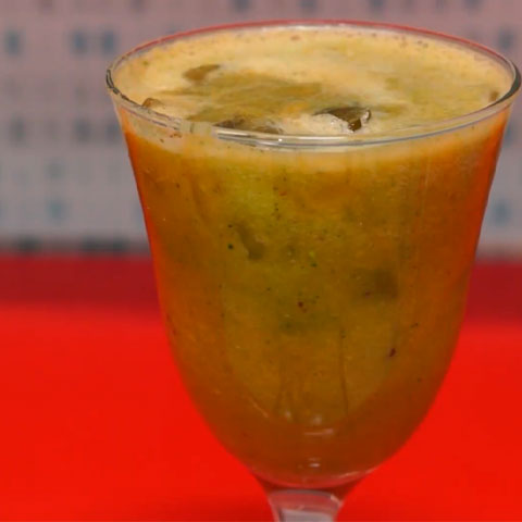 Outra boa combinação está no suco de laranja, cenoura e brócolis.Tem gente que coa. Mas dá pra tomar integralmente, reforçando a nutrição. 