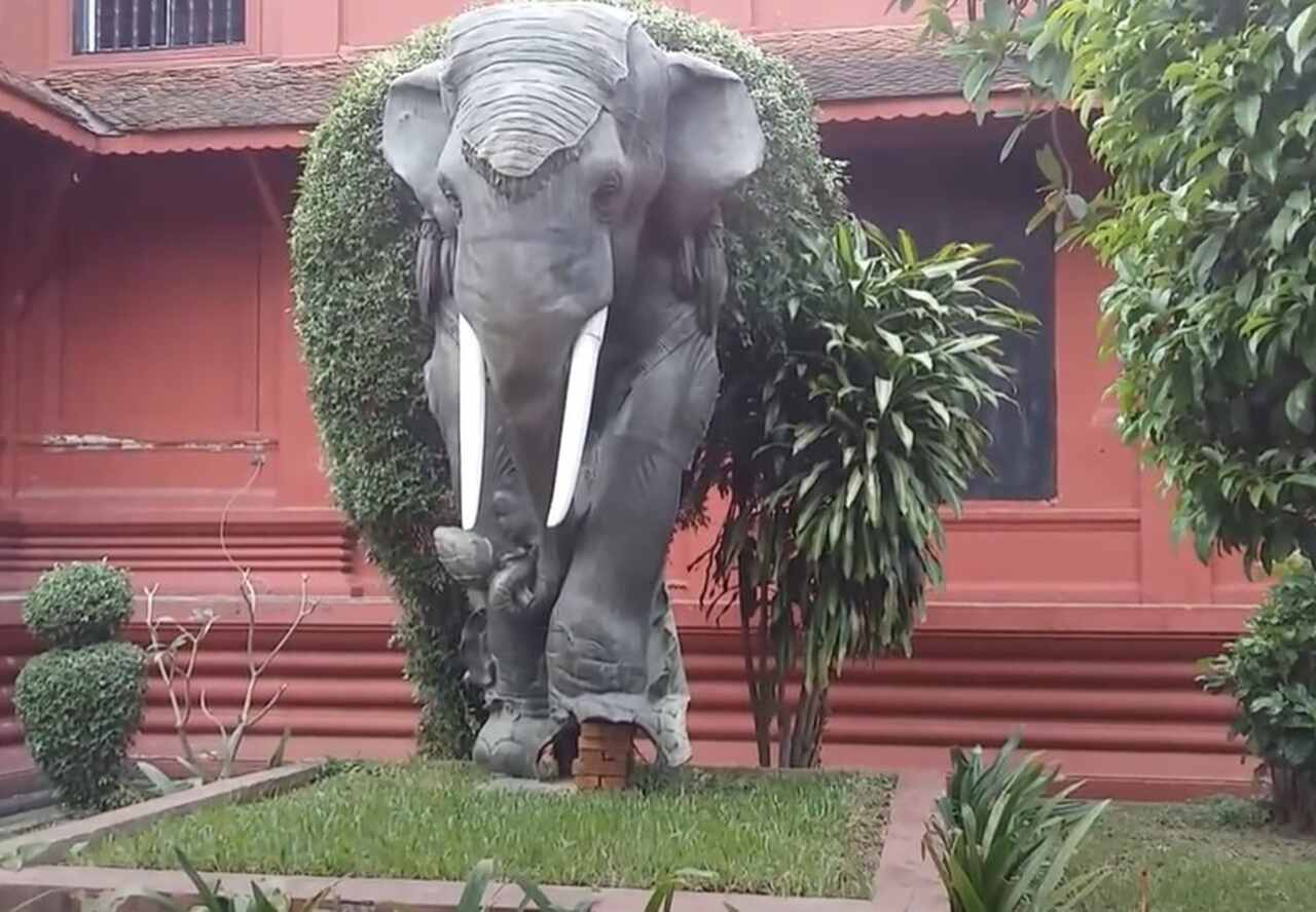O Camboja é conhecido por sua rica herança cultural, evidenciada em instituições como o Museu Nacional do Camboja, que abriga uma vasta coleção de esculturas Khmer.