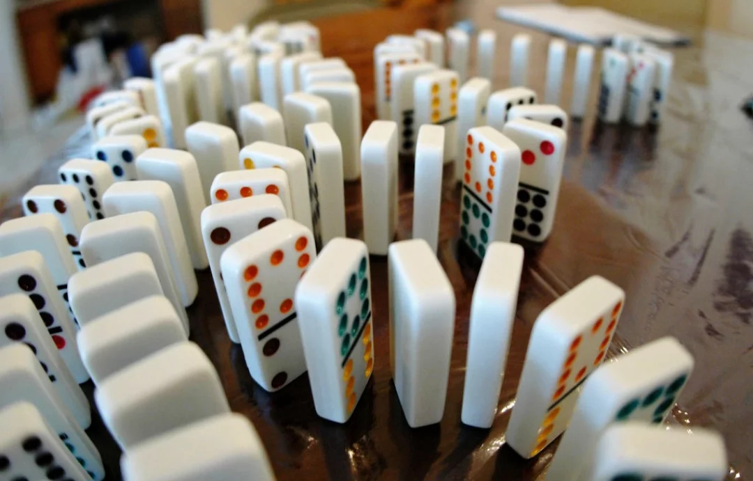 O dominó é muito mais do que apenas um jogo de tabuleiro; é uma tradição cultural que atravessa séculos e fronteiras, proporcionando diversão, aprendizado e interação social. Sua simplicidade nas regras e a necessidade de estratégia e raciocínio fazem com que ele seja atraente tanto para iniciantes quanto para jogadores experientes.