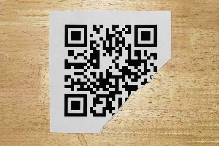 Caso o cliente note algum sinal suspeito no QR Code, como adesivo mal colado ou alguma outra condição que indique troca do código, o recomendável é não escanear e alertar funcionários do estabelecimento.
