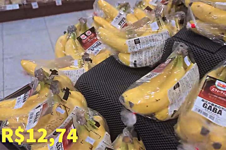 A banana, uma das frutas mais queridas do Brasil, custa cerca de R$ 12,74 nos hortifrutis do Japão. 