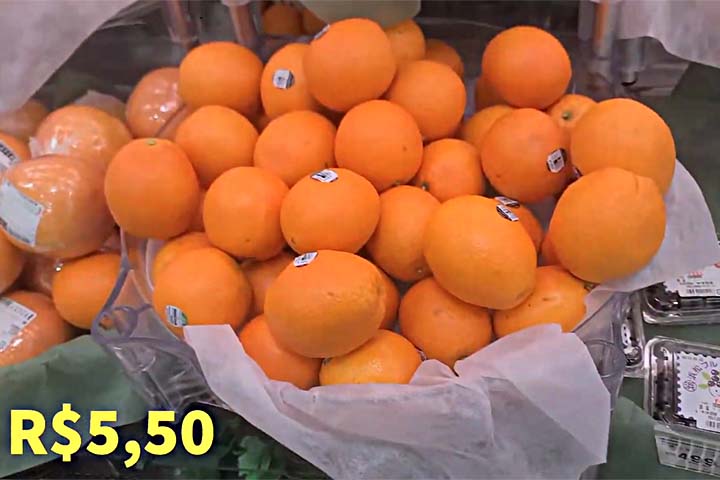 Entre as frutas apresentadas, a mais barata é a laranja, que custa cerca de R$ 5,50. 