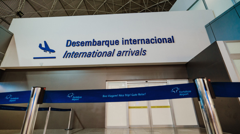 Parte do antigo terminal de passageiros do Aeroporto Pinto Martins, no bairro Vila Uni&atilde;o, come&ccedil;a a ser desmontada ap&oacute;s mais de duas d&eacute;cadas sem uso