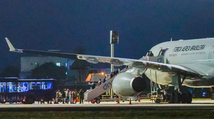 Brasileiros deportados dos Estados Unidos embarcam em Fortaleza para Belo Horizonte após serem repatriados