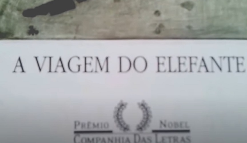 A mistura de personagens reais e fictícios também é uma marca de sua escrita, como em A Viagem do Elefante (2008), em que ele narra, com humor e crítica, a jornada de um elefante do século XVI, abordando temas históricos e políticos através da ficção.