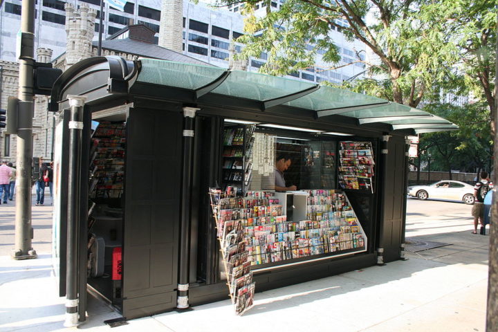 Na Europa e nos Estados Unidos, as bancas de jornal se tornaram pontos de venda fixos em locais de grande circulação, como estações de trem, praças públicas e centros urbanos.