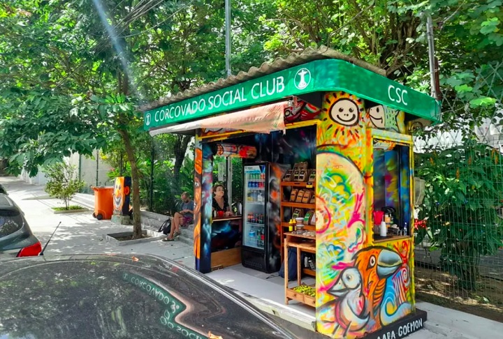 Em alguns países, elas se modernizaram, incorporando serviços digitais ou se tornando cafés e espaços culturais.