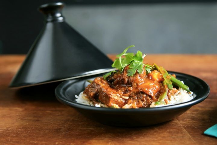 Tagine: Originário do Marrocos, o tagine é um prato cozido em uma panela de barro com o mesmo nome. Ele pode ser preparado com diversas carnes, legumes e frutas, e é aromatizado com especiarias como o cominho e o coentro.