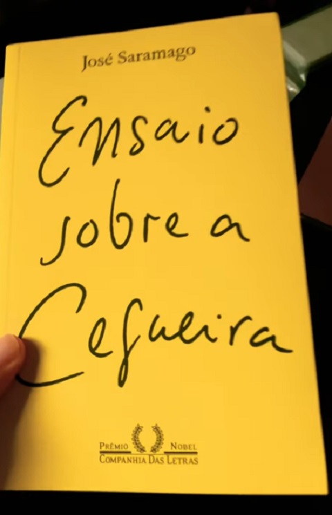 Entre seus livros mais célebres, Ensaio sobre a cegueira se destaca. A obra, que foi adaptada para o cinema, narra uma epidemia de cegueira súbita que atinge toda a população de uma cidade e leva a sociedade ao colapso.