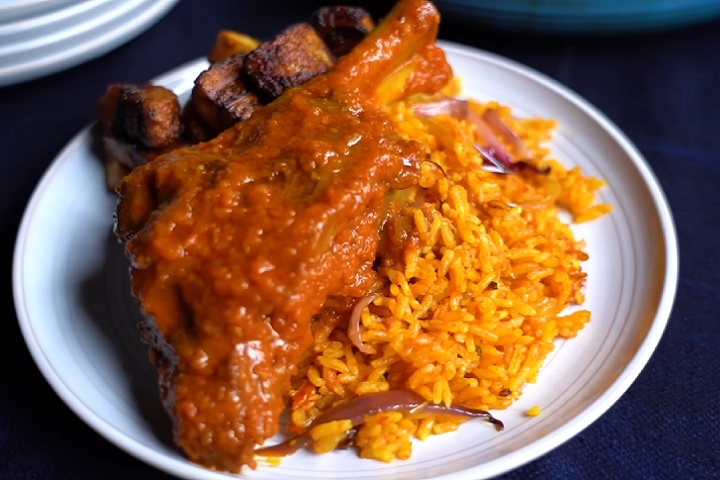 Jollof Rice: Prato popular em muitos países da África Ocidental, o jollof rice é um arroz temperado com tomate, pimenta, cebola e outros ingredientes, que varia de um país para outro. É especialmente famoso na Nigéria e em Gana.