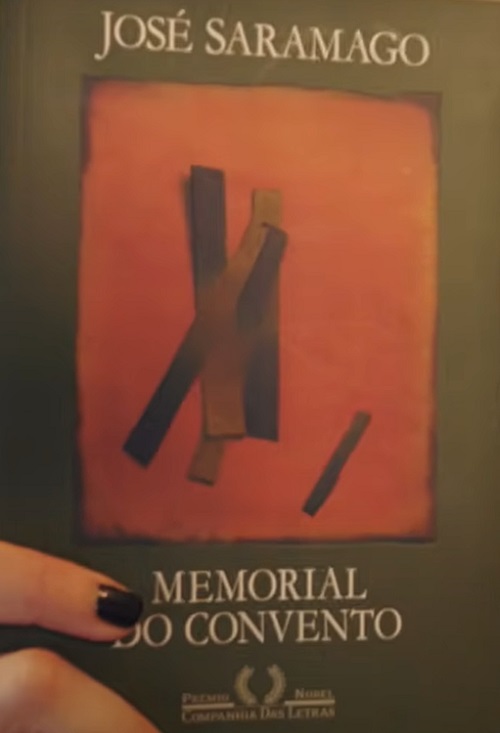 Esse estilo foi particularmente notável em obras como Memorial do Convento (1982) e Ensaio sobre a cegueira (1995), que são dois dos seus romances mais emblemáticos.