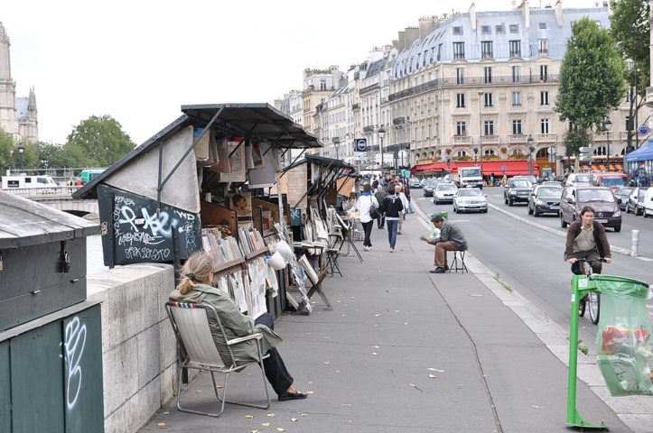 Eram estruturas simples, muitas vezes improvisadas, que vendiam principalmente jornais, revistas e, eventualmente, cigarros e doces.