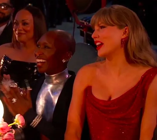 Na mesma mesa também estavam a atriz Margaret Qualley (A Substância) e a cantora Kacey Musgraves.