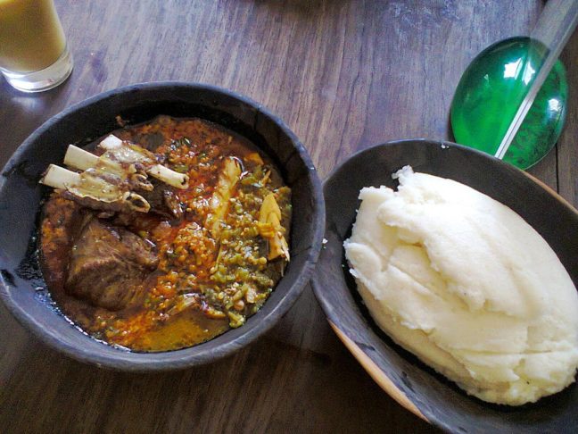 Ugali: Mingau sólido de farinha de milho, geralmente servido com carne, vegetais ou sopas. É consumido em vários países, especialmente no Quênia, Tanzânia e Uganda.