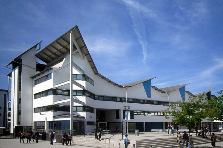 Ainda jovem, estudou psicologia e performance musical na Universidade de East London.