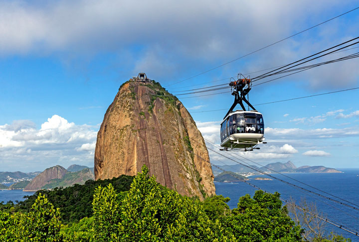 Pão de Açúcar, Brasil: Inaugurado em 1912, o bondinho do Pão de Açúcar se tornou uma atração turística de destaque na cidade do Rio de Janeiro. 