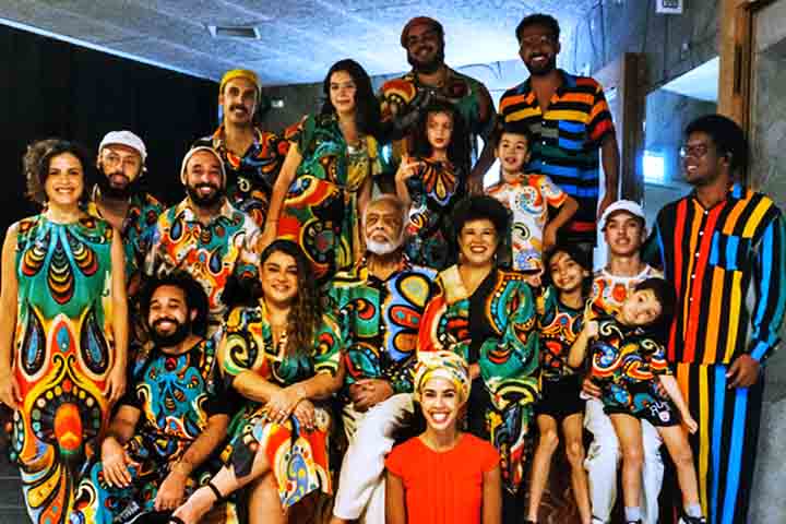 Além disso, a turnê foi planejada como uma forma de celebrar os 80 anos de vida de Gil, comemorados em 2022. O reality, então, incluiu Preta Gil, Fran, Gilsons e Flor Gil, tendo cerca de 40 familiares, incluindo até a bisneta do cantor.