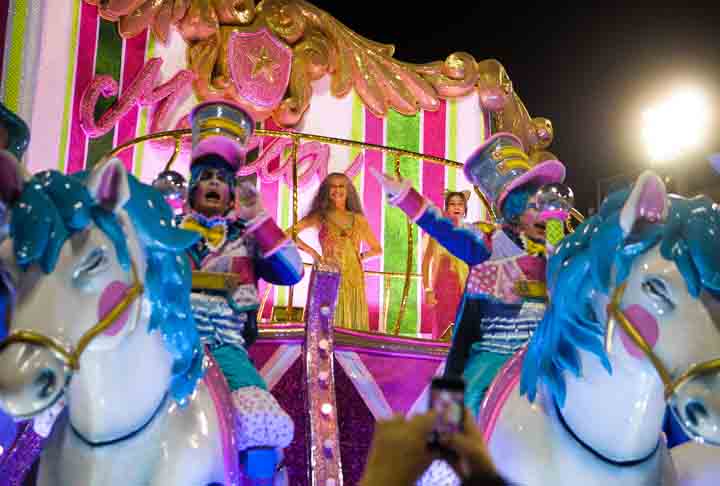 Maria Bethânia - Mangueira 2016 - Outro desfile que conquistou o título do Carnaval carioca foi sobre a cantora baiana, irmã de Caetano Veloso. Filha de Oyá, Bethânia esteve presente na última alegoria e foi ovacionada pelo público presente nas arquibancadas, frisas e camarotes.