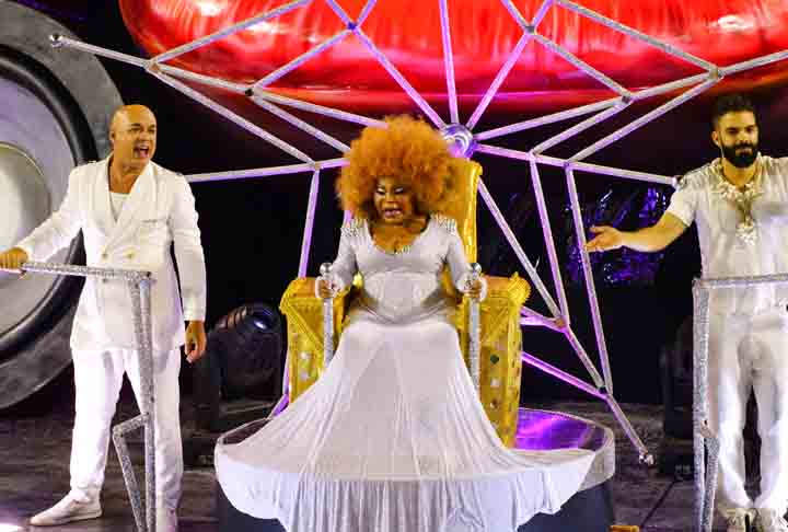 Elza Soares - Mocidade 2020 - Outra grande cantora brasileira homenageada em vida por sua escola do coração foi Elza. Símbolo de resistência, a sambista foi enredo da escola de Padre Miguel, que ficou com o terceiro lugar no último desfile antes da pandemia. Na última alegoria, a intérprete emocionou o público.