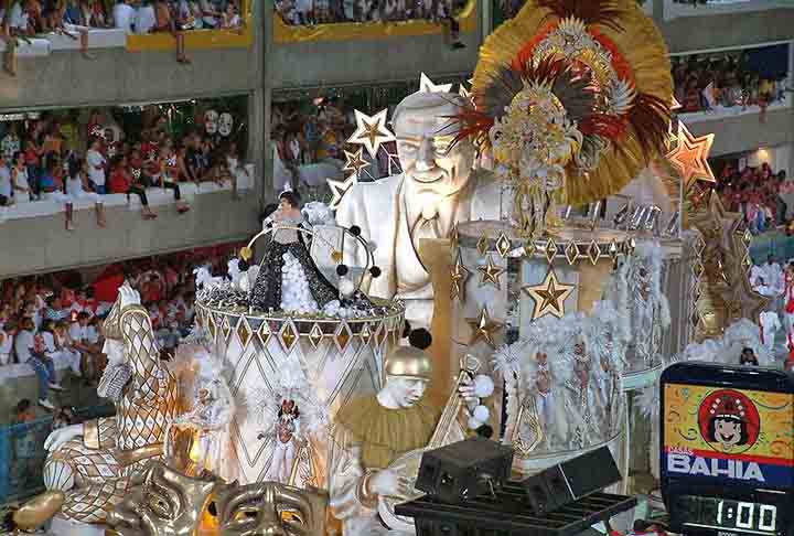 Bibi Ferreira - Viradouro 2003 - A vermelho e branca de Niterói tem como característica enredos femininos em sua história. Desta vez, trouxe outra artista marcante na história do Brasil. Bibi esteve presente, com direito a um samba marcante para a agremiação. Na apuração, veio a sexta colocação.