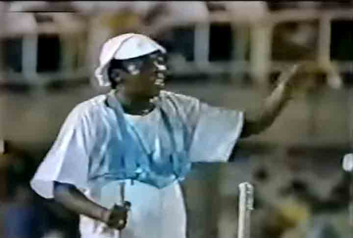 Milton Nascimento - Cabuçu 1989 - A azul e branco fez uma homenagem ao cantor mineiro no fim da década de 80. Bituca encantou a Sapucaí e evidenciou o trecho de sua música: O artista tem que estar onde o povo está. Na apuração, a escola ficou com a 14ª colocação. 