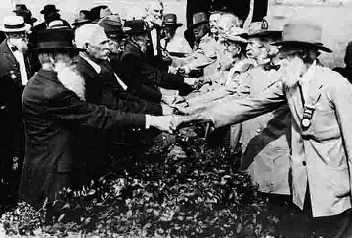 A Guerra da Secessão, também conhecida como Guerra Civil Americana, teve como pano de fundo a divergência entre os estados do norte e do sul a respeito da abolição da escravidão. 
