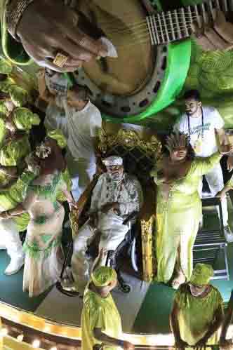 Arlindo Cruz - Império Serrano 2023 - A escola de Madureira homenageou um dos maiores artistas e sambistas de sua história. O cantor, que sofreu um AVC em 2017, esteve na Sapucaí ao lado dos familiares. Na apuração, a agremiação foi rebaixada com o 12º lugar, em um resultado questionado por seus torcedores. 