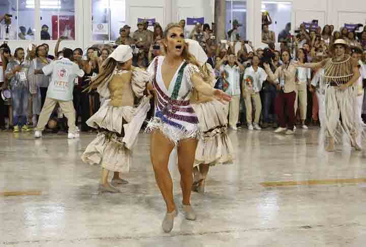 Ivete - Grande Rio 2017 - A escola de Caixas fez uma homenagem a carismática cantora baiana. Ivete esteve presente na comissão de frente e retornou para receber os aplausos na última alegoria. A Tricolor ficou com a quinta colocação. 