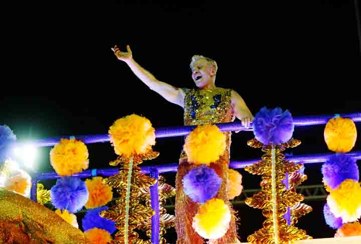  Miguel Falabella - Unidos da Tijuca 2018 - A agremiação tijucana fez uma justa homenagem a um dos grandes atores do teatro e da teledramaturgia brasileira. Miguel esteve presente na Sapucaí e esbanjou carisma e simpatia, A escola ficou com o sétimo lugar e não retornou às campeãs. 