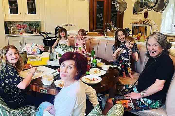 Mesmo assim, Ozzy aceitou participar de outro reality. Trata-se de Home to Roost, que mostra a família voltando para o Reino Unido, onde o cantor disse que gostaria de passar seus últimos anos de vida.