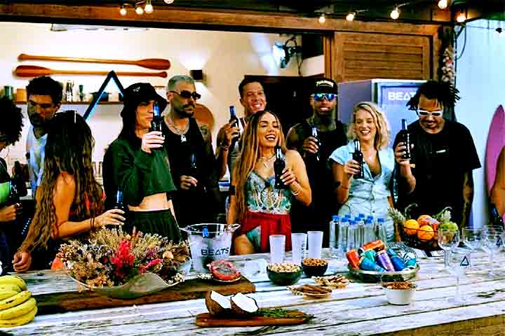 Uma das principais artistas brasileiras da atualidade, Anitta estrelou Ilhados com Beats, um reality que estreou em 2021. Ela ficou isolada em uma ilha com outros influenciadores digitais.