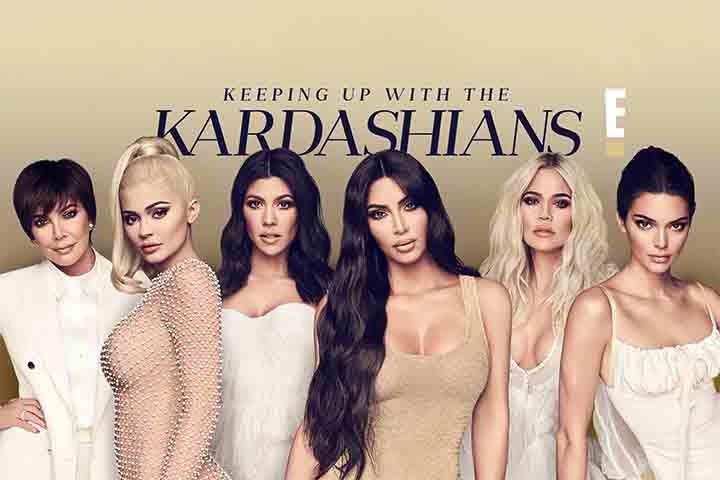 Um dos realities shows mais famosos da primeira década do novo milênio foi lançado em 2007. Trata-se do Keeping Up With The Kardashians, que acompanhou a rotina da família Kardashian, especialmente das irmãs Kim, Khloe e Kourtney.