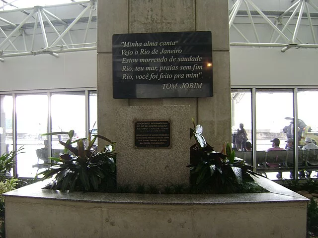 Em 1994, após terminar seu álbum Antônio Brasileiro, Jobim queixou-se de problemas urinários e foi submetido a uma operação em Nova York. Durante a recuperação, teve uma parada cardíaca causada por uma embolia pulmonar e morreu aos 67 anos.