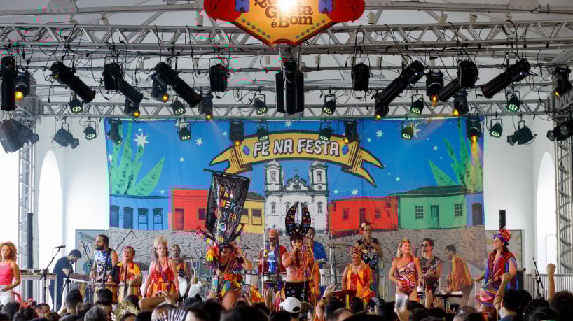 Confira o que fazer em Fortaleza neste s&aacute;bado, 20 de dezembro (20/12/2025). Veja op&ccedil;&otilde;es de festas e shows em diversos bairros da capital cearense 